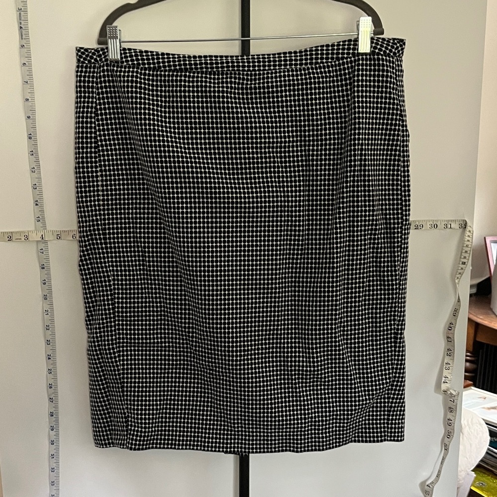 Classic Black and White Houndstooth Skirt